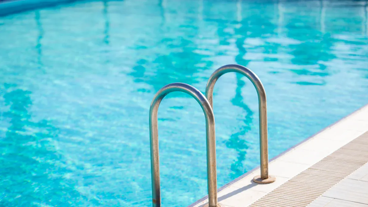 Guide pour r&eacute;soudre les probl&egrave;mes d’inefficacit&eacute; du chlore dans les piscines